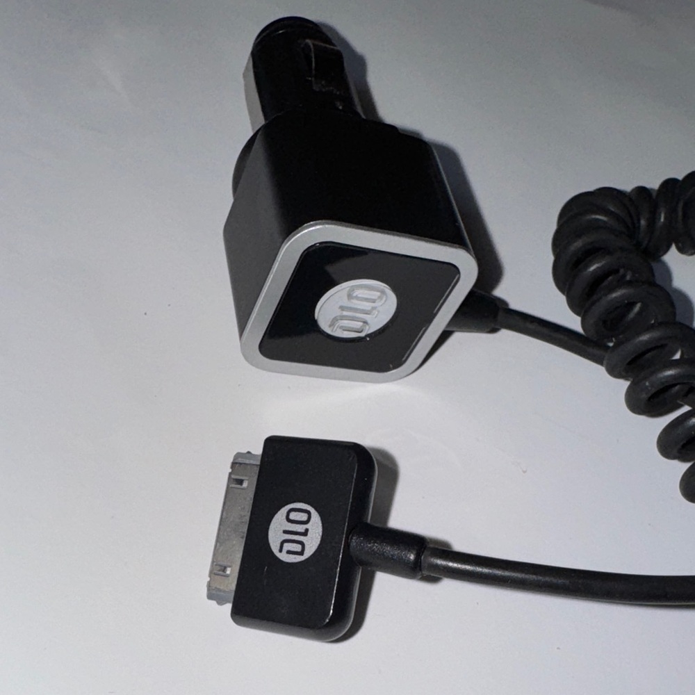 DLO Car Charger 30 pin for Ipod Classic Video Black Car Charger for Cell Phones